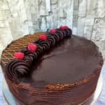 Torta de panqueque de chocolate frambuesa manjar